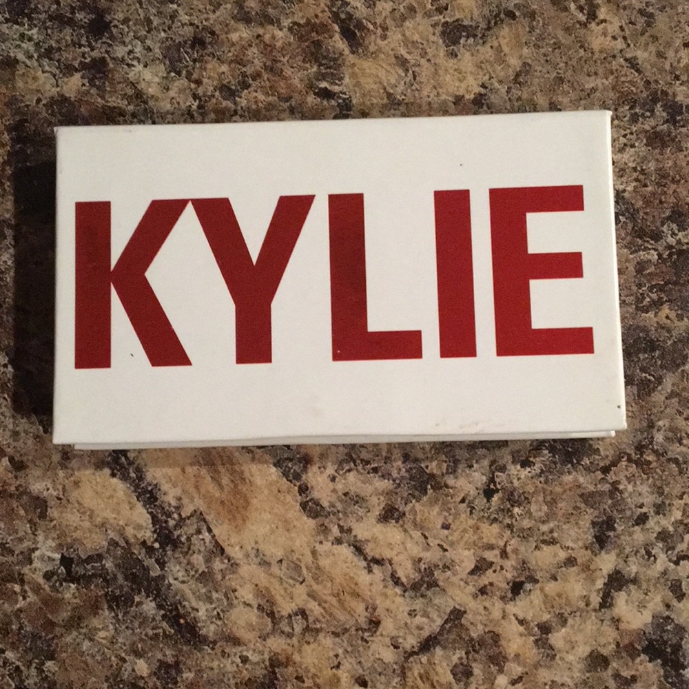 Kylie Cosmetics Smooch Mini Eye Shadow